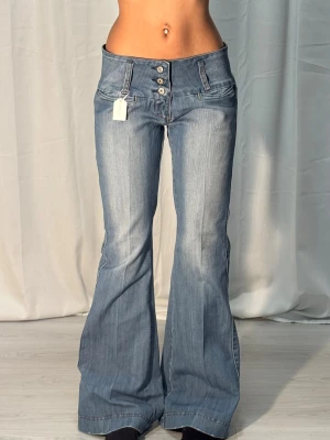 Low bootcut jeans 10521  - Midjemått: 38cm. Gren: 20cm. Innerbenslängd: 80cm. (Storlek 40, uppskattas passa 38.) Kolla in min profil, följ för fler plagg🙌