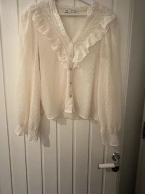 Vit blus med volang från Zara - Jättefin blus från Zara. 
