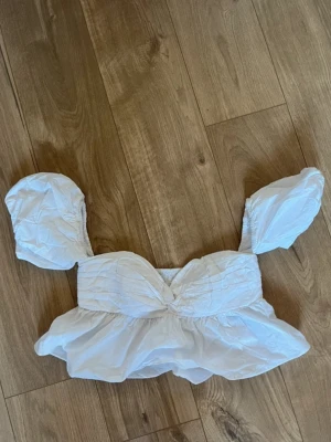 Kort topp - Suuuper snygg topp !! Nyskick , tryck gärna på köp nu ☺️