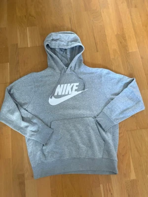 Nike hoodie  - Säljer en grå Nike hoodie, storlek M! 