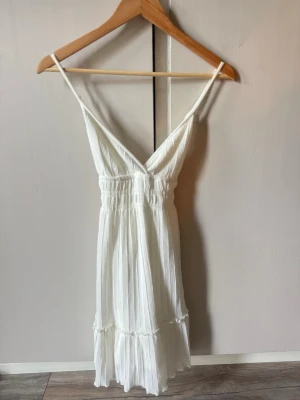 Vit somrig klänning från Gina Tricot.  - Vit somrig klänning från Gina Tricot. Bra skick.💕