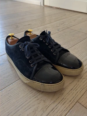 Lanvin Navy sneakers  - Lanvin Cap toe sneakers I Navy. Använt skick och lite av sömmen vid sulan har släppt men går fortfarande att bära. Size 8 