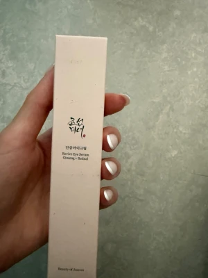 Revive Eye Serum Ginseng + Retinal - Revive Eye Serum från Beauty of Joseon med ginseng och retinal. Kommer i en ljusbeige, rektangulär förpackning med stilren design och svart text. Perfekt för dig som vill boosta ögonpartiet med koreansk hudvård.