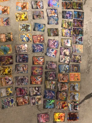 Stor samling Pokémonkort - Ungefär över 700 kort alla kort syns inte på bilden,massa andra saker som också kommer med som tillexemoel box och massa olika spel till korten och medaljer. Några av korten på bilden är fejk men av dessa 700 kort är de mesta äkta