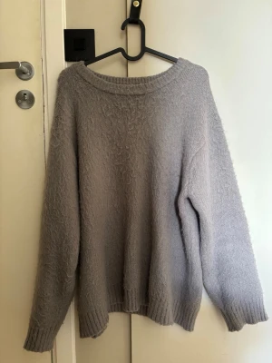 8RB4 Herr hoodie - En fräsch och stilren hoodie med ett underbart material. Lite stor i storleken men underbar i alla andra sätt. Iprincip helt ny, har använts fåtal gånger.