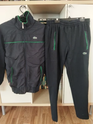 Lacoste tracksuit  - Ett fint grön svart Lacoste tracksuit om du har frågor osv kom privat☺️ storlek M 