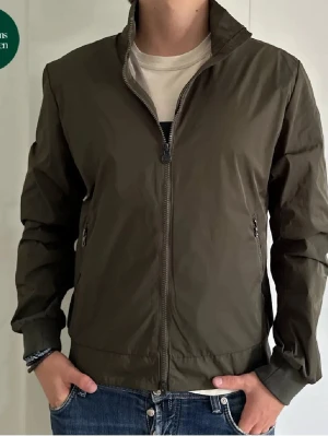 Olivgrön vindjacka från Colmar - Windbreaker från colmar | storlek: m(sitter lite kort) - skicket på jackan är väldigt bra utan defekter - pris 700kr - nypris: 2799kr - Modellen är 185cm och väger 79kg.