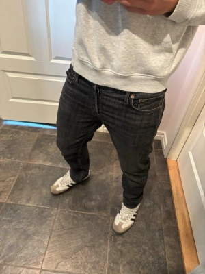 Gråa raka jeans herr - Gråa jeans från Jack&Jones i rak passform, storlek 32/32 modell Tapered/Mike. Hör av er vid mer frågor eller bilder pris kan diskuteras