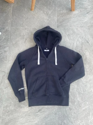 Russemerch hoodie - Snygg Hoodie från Russemerch i storlek L. Fint skick inga skador. Perfekt att matcha till trendiga outfits. Skickar snabbt. 