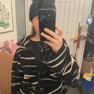 Hm jacka i pile  - Jättefin Teddy jacka från hm, perfekt till våren 💗