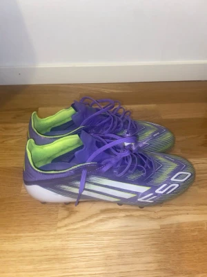 Lila och gröna Adidas F50 fotbollsskor - Extra sulor 1 månad användning  