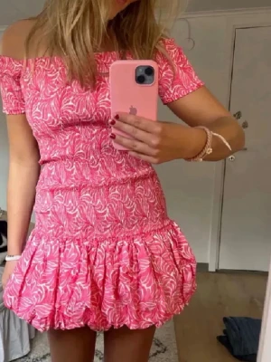 Rosa offshoulder kortklänning - Rosa offshoulder klänning från h&m som är slutsåld !!🩷🩷🩷🩷🩷