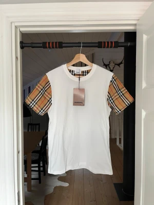 Vit Burberry T-Shirt i storlek S - Vit Burberry T-Shirt i storlek S, den är i nyskick med lappen kvar och har inga defekter! säljer pga att den inte passa så bra på mig. Kom gärna med prisförslag!