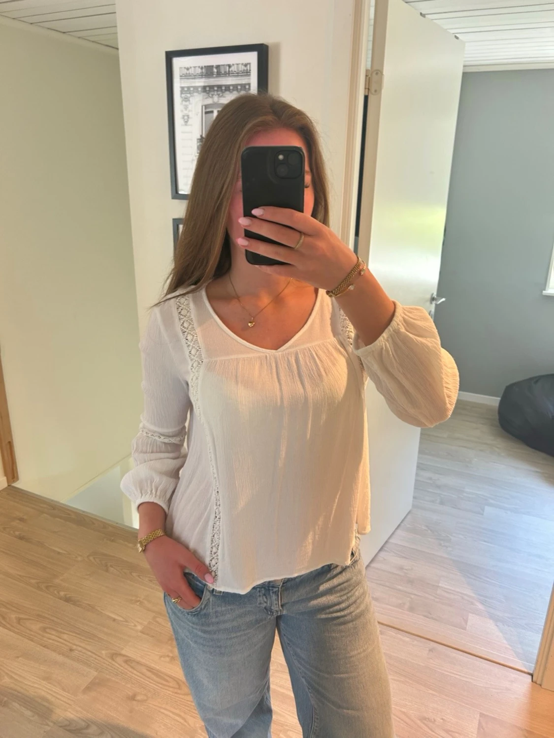 Vit blus med spetsdetaljer