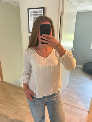 Vit blus med spetsdetaljer - Jättesöt vit blus med långa ärmar och spetsdetaljer!💖Strl M men skulle säga att den mer är som en S