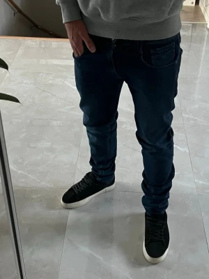 Mörkblåa Replay Anbass jeans  - Riktigt snygga replay anbass jeans, väldigt bra passform själv är jag 173 cm lång och väger 64 kg. Storleken är 30/32 tveka inte på att höra av er. Kan skicka fler bilder om man vill. 