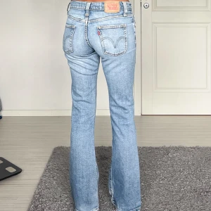 Levis - Midjemått: 37cm rakt över, innerbenslängd: 78cm 💗