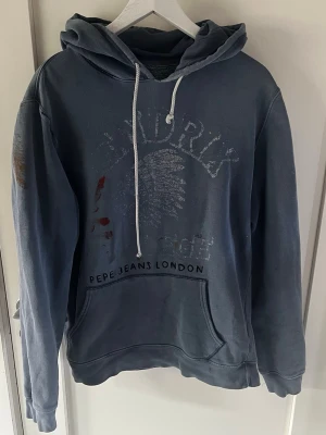 Pepe Jeans hoodie limited edition - Galet skön hoodie från Pepe jeans. Tröjan är vintage style och limited editin. Färgen utgör unika detaljer. True to size, alltså Medium. Gott skick. Hör av er vid minsta fråga eller behov av fler bilder! Mvh Axel
