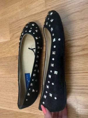 ballerinaskor med nitar - Jättefina ballerinaskor med nitar från Jimmy Choo x H&M  Liten slitning på baksidan av ena skon men det syns knappt vid användning (se sista bilden) Storlek 37 Skriv gärna vid frågor eller prisförslag💓
