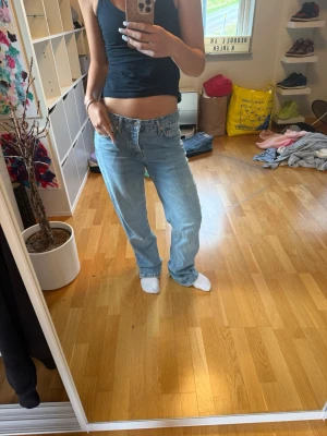 Ljusblå raka jeans  - Säljer ett par ljusblå jeans med rak passform.  Jeansen har flera knappar men endast en syns. Å på bild 5 syns det att jag har gjort små hål på insidan där jag hade ett skosnöre förr när jeansen var för stora. På bild 6 syns att det är lite slitage längst ner. 