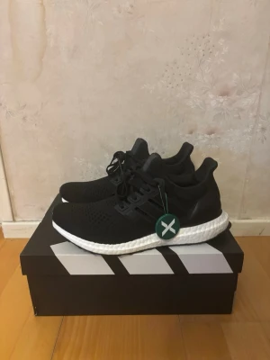 Adidas Ultraboost 1.0 - Adidas Ultraboost 1.0, helt oanvända. Allting i bilderna medföljer. Äkta såklart! Tveka inte att dm:a vid intresse!