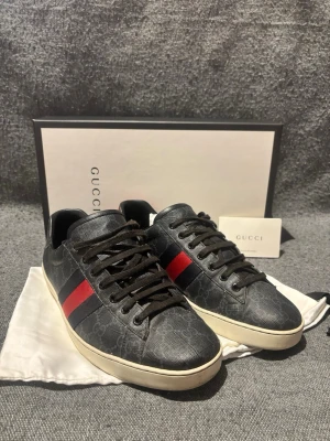Gucci ace - Storlek- 43 Innersula 29 - Skick/ 9,4/10 - Nypris ca 7000 kr - Allting orginalt\ Box+ dust gucci kort - 100% Autentiska - Skriv vid frågor/funderingar