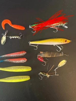 Fiskedrag och beten i mixade färger - Säljer ett blandat paket med fiskedrag och beten i olika former och färger, bland annat jiggar, spinnare och wobblers. Färgerna är blandade med inslag av gult, orange, blått, rött och silver. Perfekt för dig som vill fylla på fiskelådan med olika alternativ.