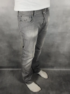 Jacob Cohën 688 - Jacob Cohën 688 Jeans • Storlek: 29 • Skick: 9/10 – fint skick, utan skavanker • Inkluderas: Endast jeansen • Nypris: Ca 4500 kr • Passform: Modellen på bilden är 180 cm lång, väger 65 kg • Mått: Midja 40cm • Längd 110cm •