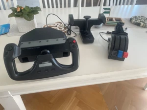 Flight Yoke System med reglage - Säljer ett Flight Yoke System med tillhörande reglage och styrspak. Setet är svart och tillverkat i plast, perfekt för flygsimulatorer. Yoken har flera knappar och vred för avancerad kontroll och realistisk känsla vid simulatorspel. Ny pris:1600 och kontrollen är ändrats använd i 30 min