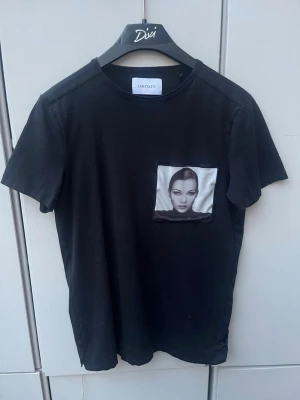 Limitato T-shirt - Clean svart limitato T-shirt i storlek xs. Bra skick, inga defekter. Kom privat för fler frågor