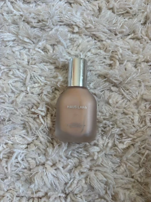Haus Labs Triclone Skin Foundation - Haus Labs Triclone Skin Tech Foundation i nyansen 070 Fair Neutral. Kommer i en frostad glasflaska med silvrig kork och rymmer 30 ml. Ger en naturlig finish och passar dig som vill ha en lätt till medium täckning. Har använt 2 gånger, är nästan helt full av produkt. 