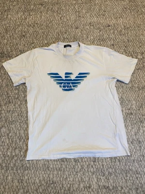 Vit t-shirt med blå logga - Säljer snygg vit tröja med blå Armani logga
