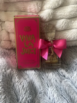 Viva La Juicy parfym 50 ml - Viva La Juicy parfym från Juicy Couture. mängd = se bild 2. Perfekt för dig som gillar söta och fruktiga dofter.