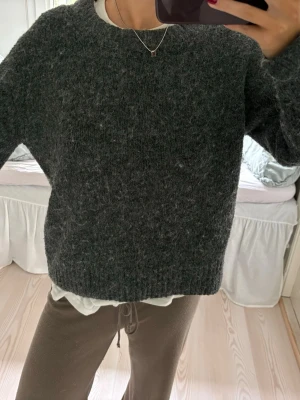 Mörkgrå stickad från HM - Superfin mörkgrå stickad, lite melerad. Skönt material, varm o mysig. Den har slits i båda ärmarna.🩶🩶