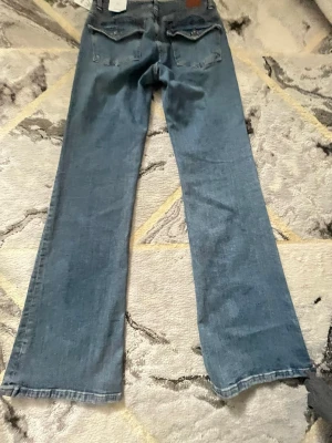 Subdued  - Säljer ett par snygga Subdued-jeans i en klassisk blå denimfärg. De är nyinköpta, i mycket fint skick och har en trendig, avslappnad passform. Storleken är 44 (passar ungefär L, beroende på hur man vill att de ska sitta).