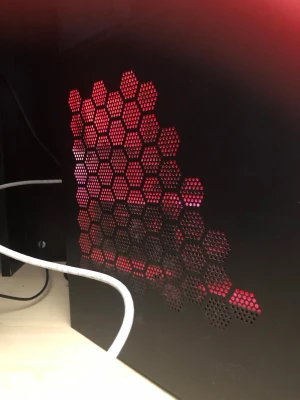 Acer Nitro 50 gamingdator svart - Säljer en svart Acer Nitro 50 stationär dator med röd LED-belysning och hexagonmönstrad sidopanel. Utrustad med Intel-processor och Nvidia-grafikkort, perfekt för gaming och multitasking. Snygg och modern design i metall och plast.