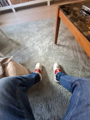 Valentino opens - Snygga vita valentinos med röda detaljer på sidan och vita snören. Klassisk låg modell med rund tå och vit sula. Passar perfekt till jeans och ger en fräsch look.