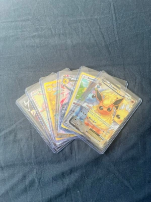 Pokémon kort - Säljer sex stycken rare Pokémon kort, som till exempel Flareon som har ett värde på ca 2500kr men som inte är i det bästa skicket! Kom med bud och frågor tveka inte.