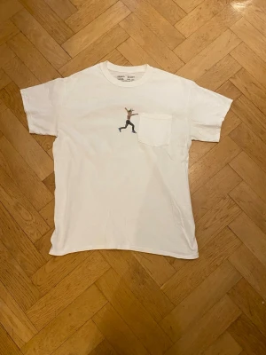 Travis Scott X Virgil Abloh t-shirt - Köpte denna tröja på släpp men passar mig inte längre. Passar Medium men passar Small också! Fråga via funderingar och öppen till pris sänkning 