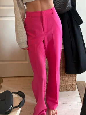 Rosa kostymbyxor  - Sprättat upp fållen längst ner för att få dom längre, jag är 173 🥰