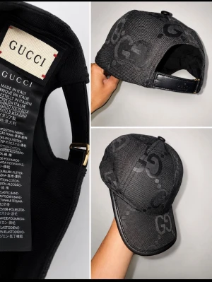 Svart keps med GG-mönster - Snygg svart keps från Gucci med det klassiska GG-mönstret i grått över hela kepsen. Justerbart spänne bak i metall och läderdetalj. Tillverkad i Italien och materialmix av bomull och polyester. Perfekt accessoar för en trendig streetwear-look.