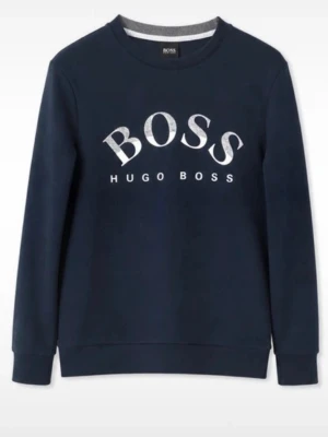 Mörkblå sweatshirt från Hugo Boss - Snygg mörkblå sweatshirt från Hugo Boss med stort vitt BOSS-tryck på bröstet. Tröjan har rund halsringning, långa ärmar och ribbade muddar vid ärmslut och nederkant. Perfekt för en clean och stilren look.