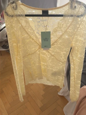 Spetströja - En gul helt oanvänd spetströja från Gina💕 Säljer då jag aldrig använder, lappen är kvar. Köpte för 299 säljer för 149! Slutsåld på hemsidan❤️