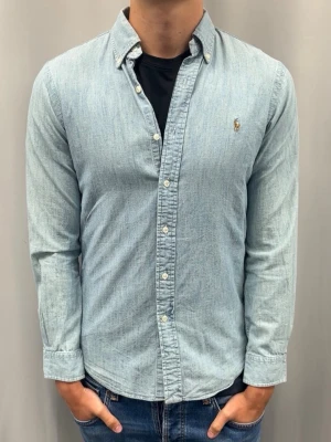 Ralph Lauren Skjorta | Slimfit - Skick: Mycket bra   Färg: Ljusblå  Storlek: S  Nypris: 1600SEK  Passform: Modellen är 185 cm och väger ca 75 kg och den är för liten  Fraktar oftast samma eller nästa dag 📦
