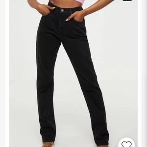 Svarta jeans Nelly - Säljer dessa superfina svarta jeans från Nelly för 250! Använda endast ett fåtal gånger så färgen är som ny. Strl 34! De är tall girl friendly så tror det ska va längd 32, kan mötas upp i centrala Göteborg eller fraktas för 50kr😊