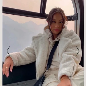 Teddy jacka NA-KD  - Hej! Säljer denna superfina teddyjacka från NAKD, den är i storlek 42 så blir en oversized look på mig som har st 36, då går det också att ha tjockare tröjor under! Den är verkligen superfin och endast använd få tal gånger, säljer för 350 - kan mötas upp i Göteborg eller fraktas mot kostnad på 50kr