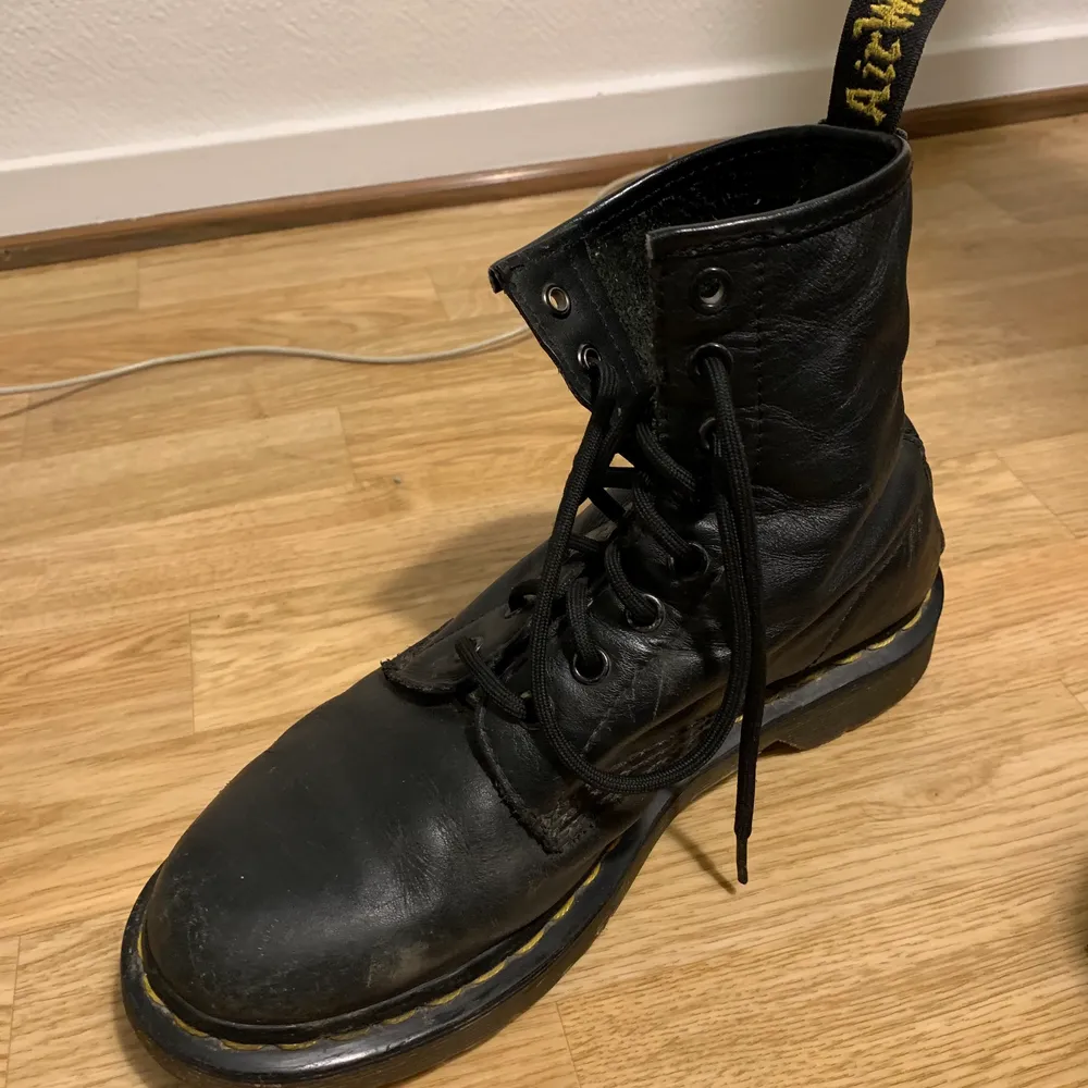 Köpta på eBay för några år sedan. Storlek 39. Väldigt snygga. Ena kängan saknar en sula, men det är bara att sätta i en annan. Kängorna är lite uppslitna vid hälen på insidan, men absolut inget som gör de mindre funktionella. Jag antar att skorna bara slits på det sättet.. Skor.