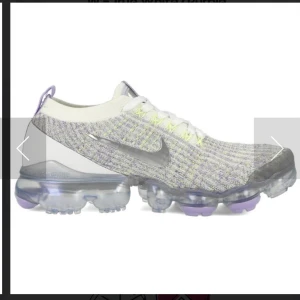Nike vapormax flyknit  - Nike skor använda ett fåtal gånger, som man kan se på 3 bilden är flärpen på ena skon sönder i sidorna men som man kan se på 2a bilden syns det inte när man använder skorna. Snören finns till om man är intresserad av skorna då jag ej snörat dom. Nypris 2000
