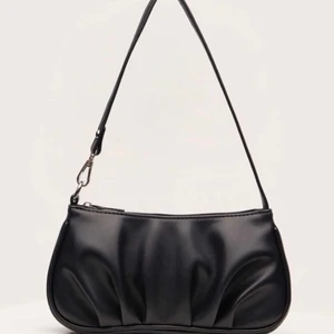 Väska - Säljer denna väskan som jag har använd då och då. Väldigt snygg och passar till de mesta ❤️