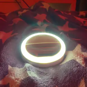 Mini ringlight som man kan sätta på mobilen för bättre ljus till selfies osv.